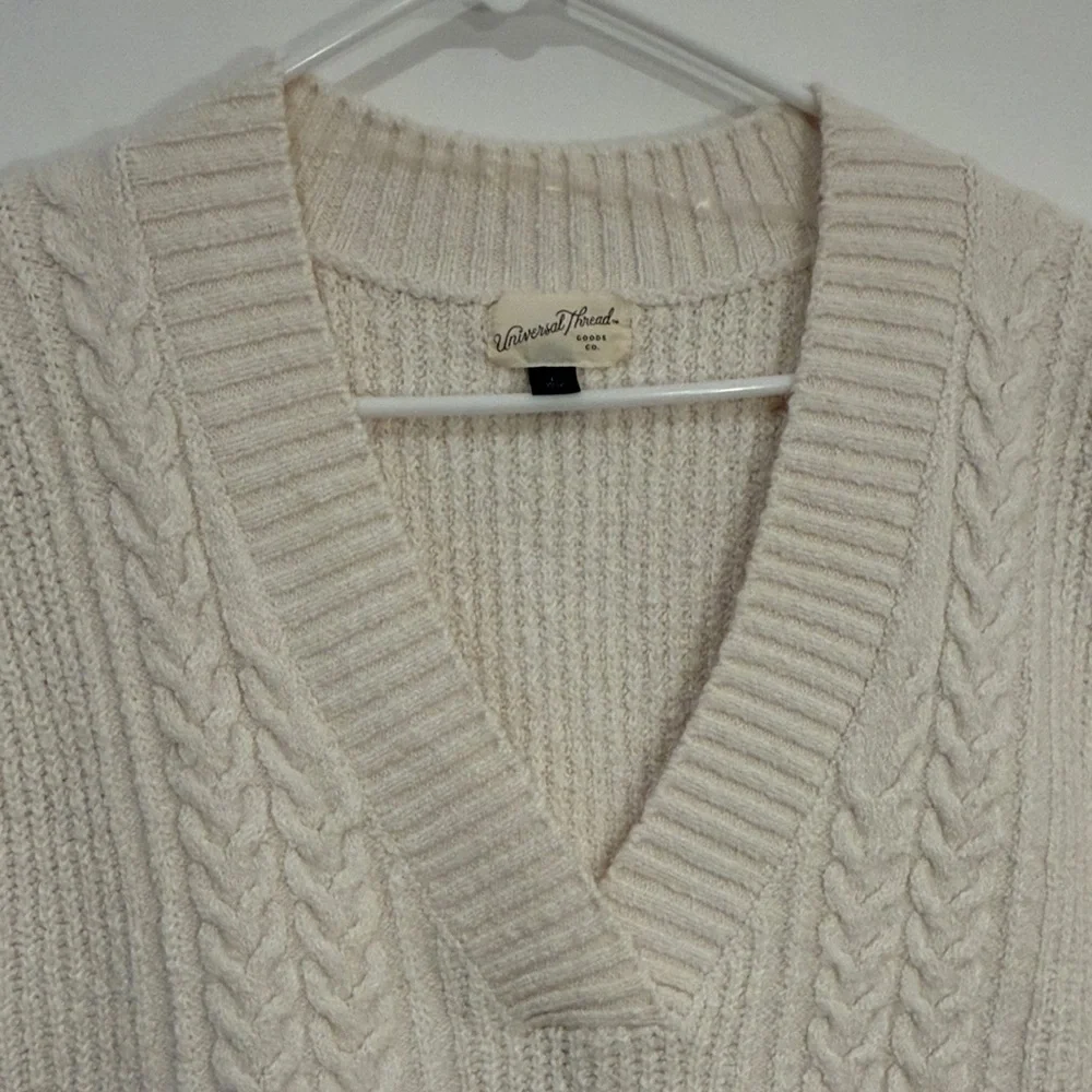 Universal Thread Women's V-Neck Sweater Vest Cream size L